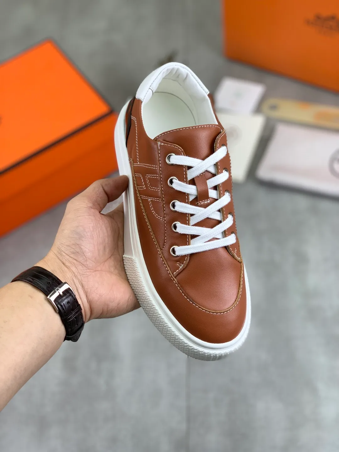 Men's men's shoes 💰P640 new top version original order Hermes couples 🧑‍🤝‍🧑 style Drift Sneaker autumn new casual sports shoes original purchase development and production H family men's classic series technical breathable fabrics with cowhide casual sports shoes casual sports dad shoes combine high-tech breathable materials and cowhide, H family exclusive button decoration on the side The outsole is full of H italic design and bright colors to show vitality and continue the brand design inspiration. Stroll around the city lightly and feel free and comfortable. Exquisite packaging at the delivery counter🛍📦 ▪️Fabric: original customized breathable material + first layer of cowhide ▪️Inner: cowhide feet ▪️Outsole: molded and evacuated PU+TPU material ▪️Size: 35-45 Multiple colors available Premium packaging